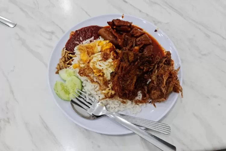Nasi Kandar Malaysia Melibatkan Lidah dalam Aroma Kaya